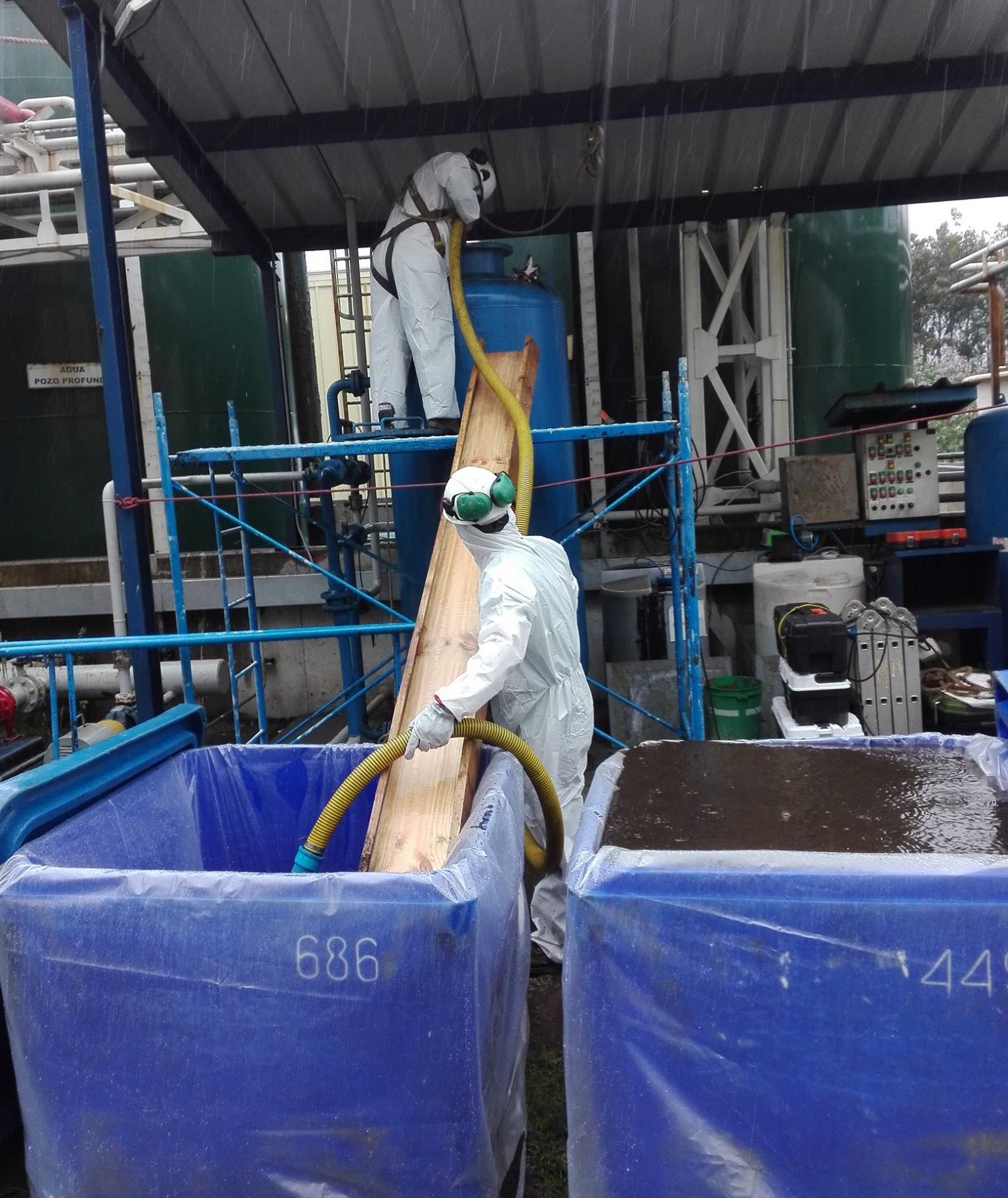 Diseñamos soluciones para el manejo y tratamiento de residuos industriales líquidos (RILES), minimizando su impacto ambiental.